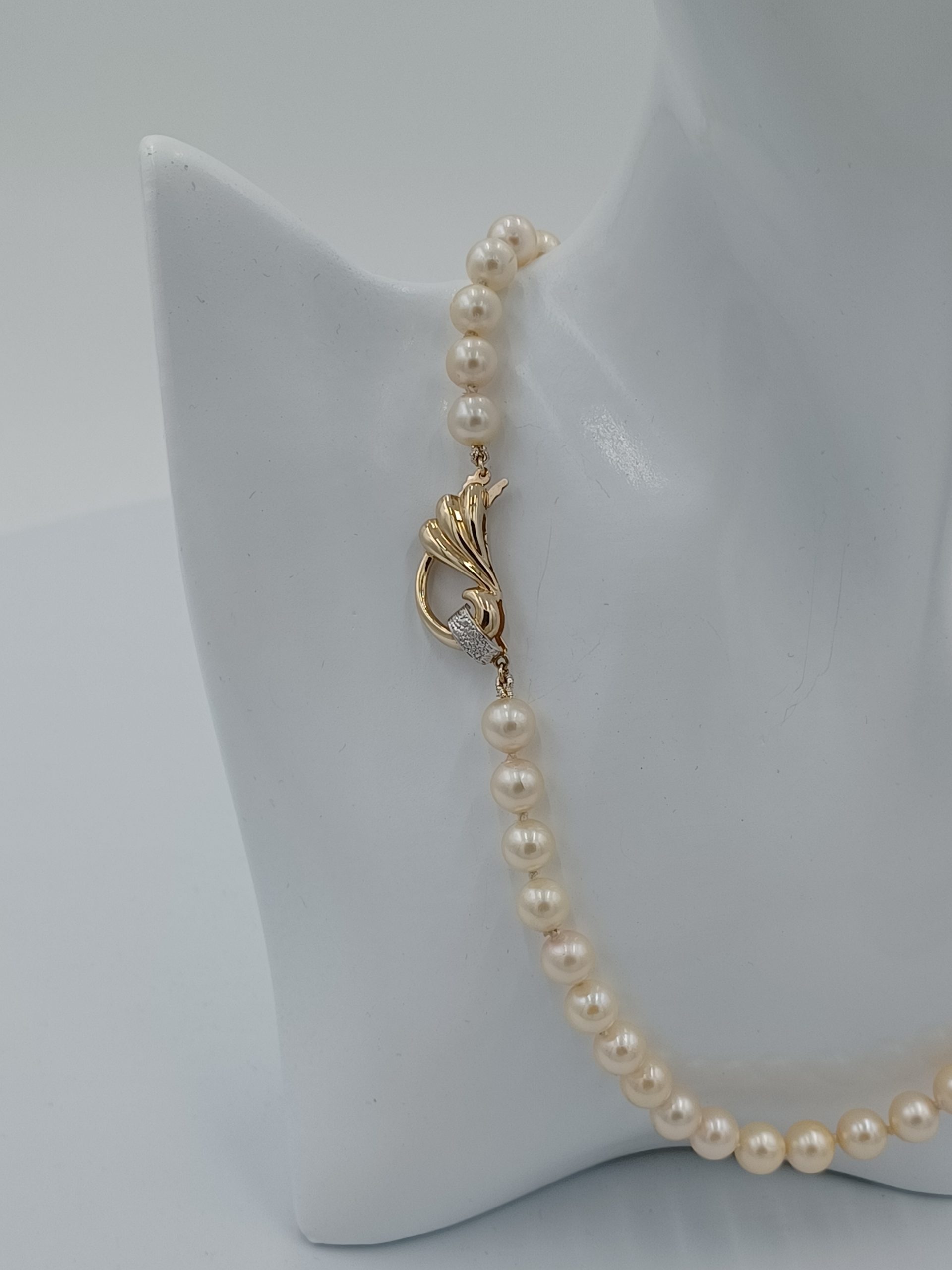 Bernadette Round Salt Water Pearl Necklace - Image 7