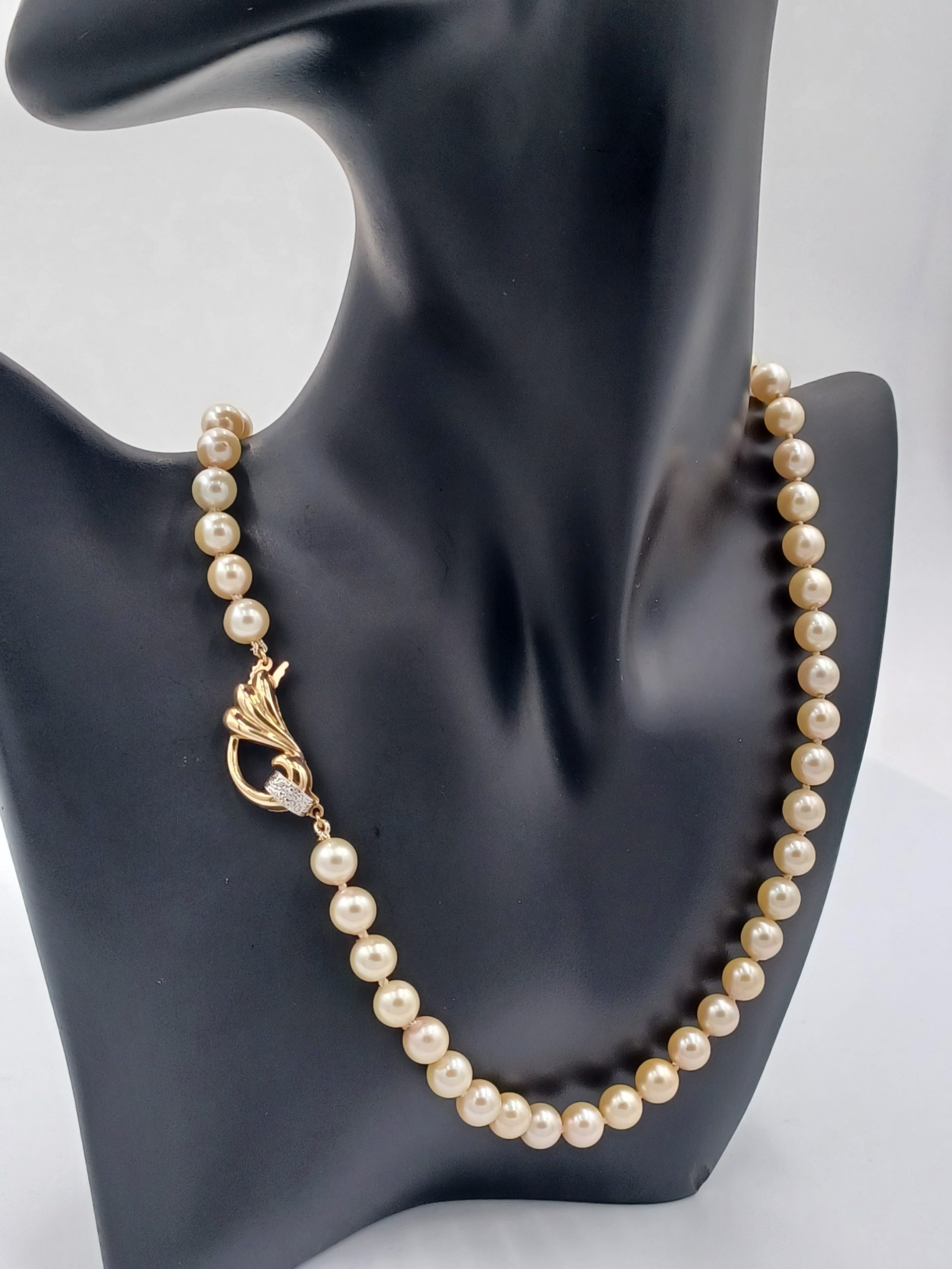 Bernadette Round Salt Water Pearl Necklace - Image 4
