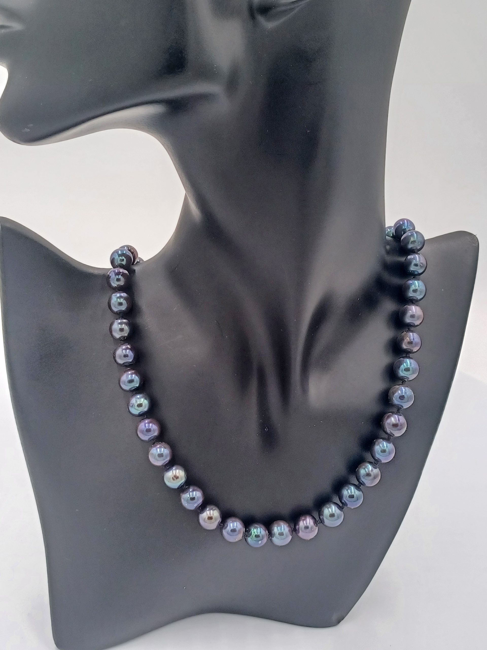 Donna Blue Peacock Round Pearl Necklace - Image 3