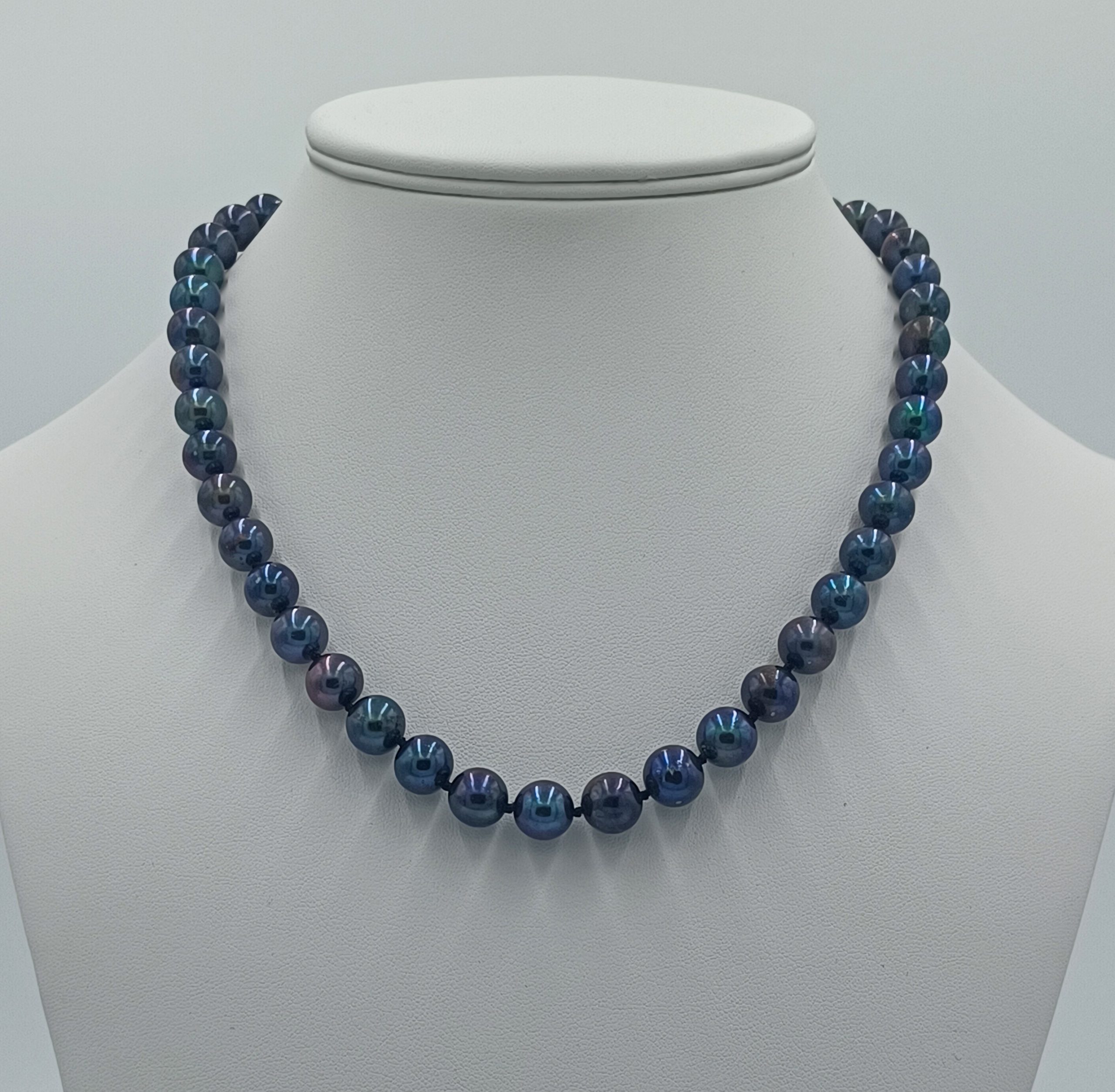 Donna Blue Peacock Round Pearl Necklace